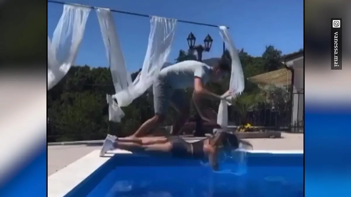 Knallt Vanessa Mai hier gegen die Pool-Kante? Schmerzhafter Unfall