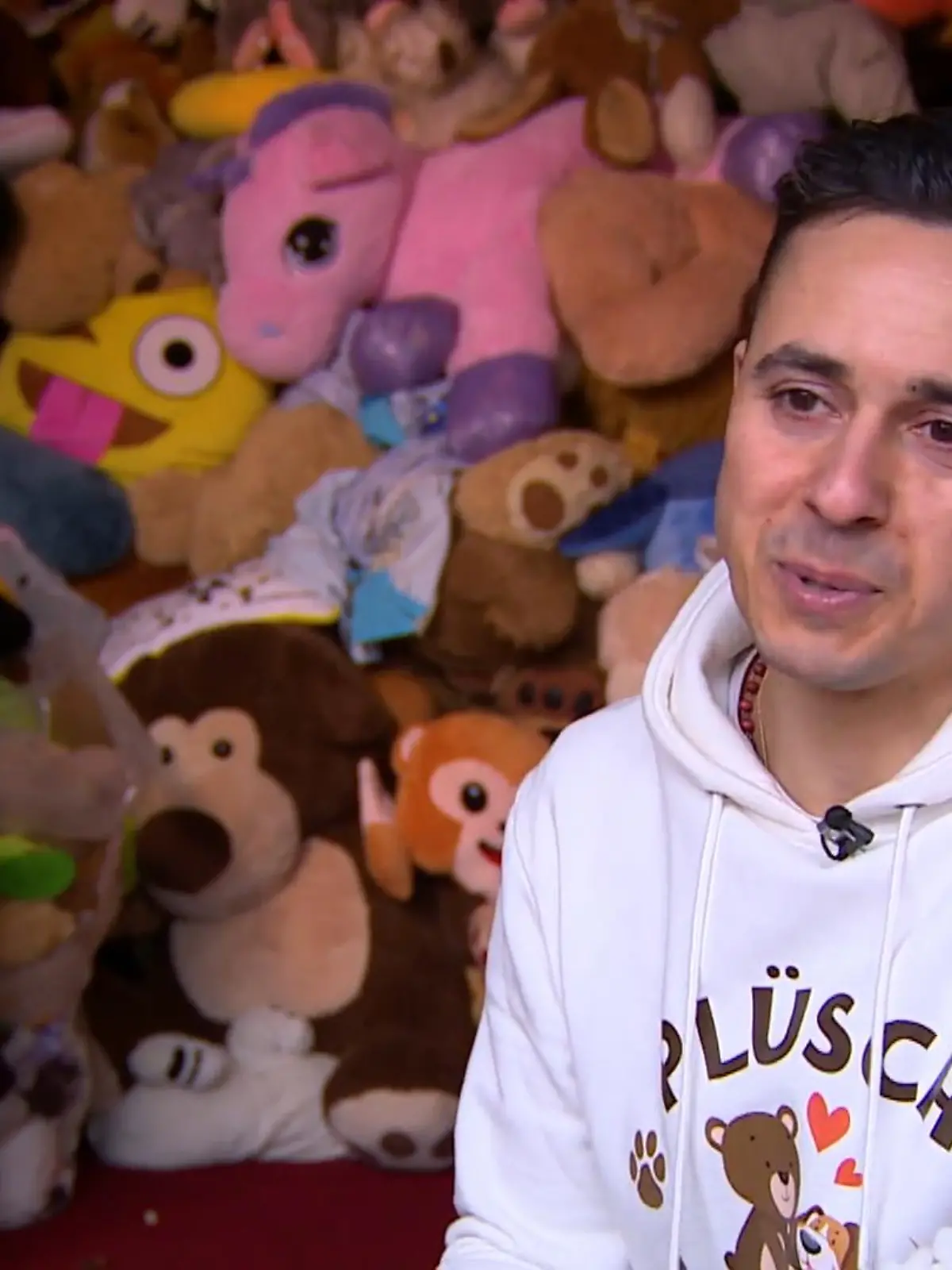 Marcel Ziarek gibt nicht mehr geliebten Kuscheltieren ein neues Zuhause.Er sammelt Plüschtiere, verkauft sie auf eBay und spendet einen Teil des Erlöses an Tierheime spenden. Etwa 1500 Tiere warten zur Zeit auf liebevolle Adoptiveltern.
