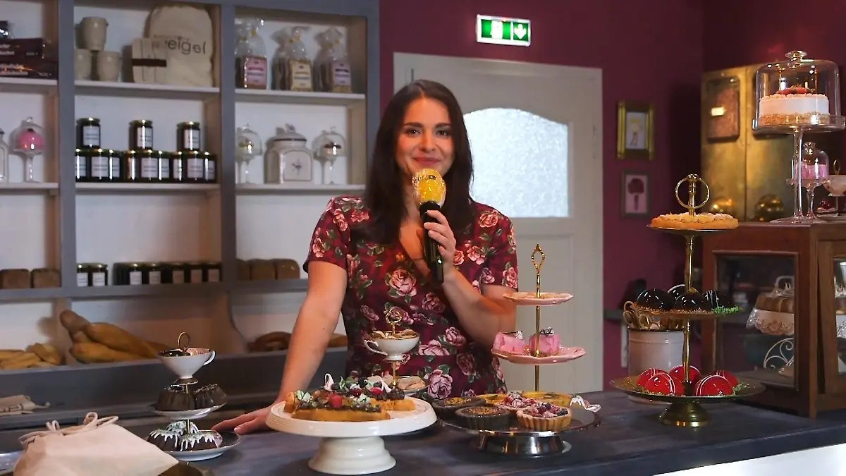 „Konditorei Weigel“  erstrahlt in neuem Glanz Antonia Michalsky mit dem „Unter uns“ -Set-Check