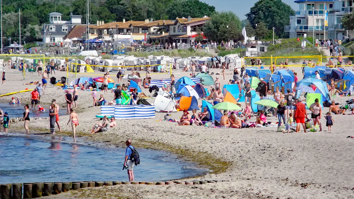  Bei Hitze in die Ostsee, wie hier gestern in Kuehlungsborn Ost am Strand *** In the heat in the Baltic Sea, as here yesterday in Kuehlungsborn East on the beach