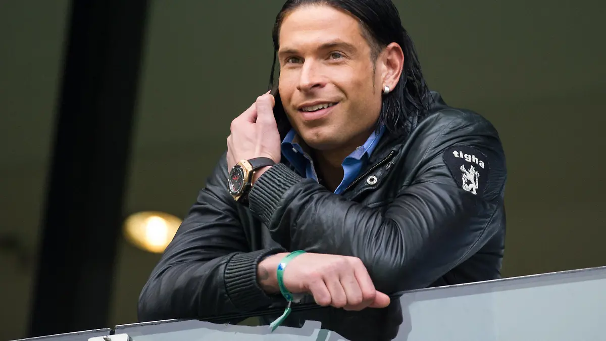 ARCHIV - Fußball Bundesliga 20. Spieltag: TSG 1899 Hoffenheim - SC Freiburg am 02.02.2013 in Sinsheim (Baden-Württemberg) in der Rhein-Neckar-Arena. Hoffenheims Torwart Tim Wiese telefoniert auf der Tribüne. Foto: Uwe Anspach/dpa (zu dpa ««Bizarr!»: Was 1899 Hoffenheim schon alles erlebt und angerichtet hat » vom 22.10.2013) +++(c) dpa - Bildfunk+++