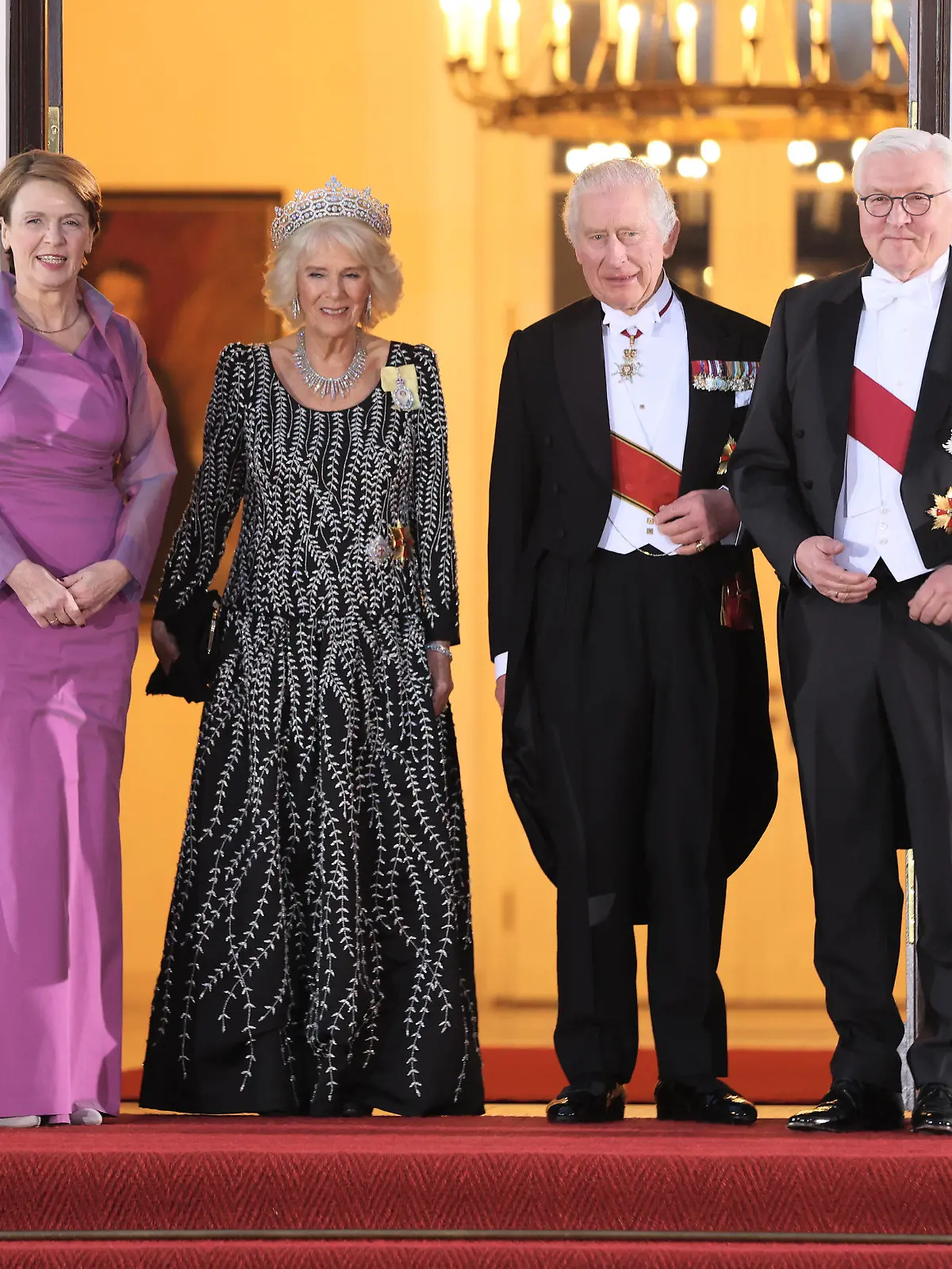 29.03.2023, Berlin: König Charles III. (2.v.r) und Königin-Gemahlin Camilla (2.v.l) kommen mit Bundespräsident Frank-Walter Steinmeier und seiner Frau Elke Büdenbender zu einem Staatsbankett ins Schloss Bellevue, dem Amtssitz des deutschen Präsidenten. Noch vor seiner Krönung im Mai 2023 besuchen der britische König und die Königsgemahlin für drei Tage Deutschland. Foto: Jens Büttner/dpa +++ dpa-Bildfunk +++