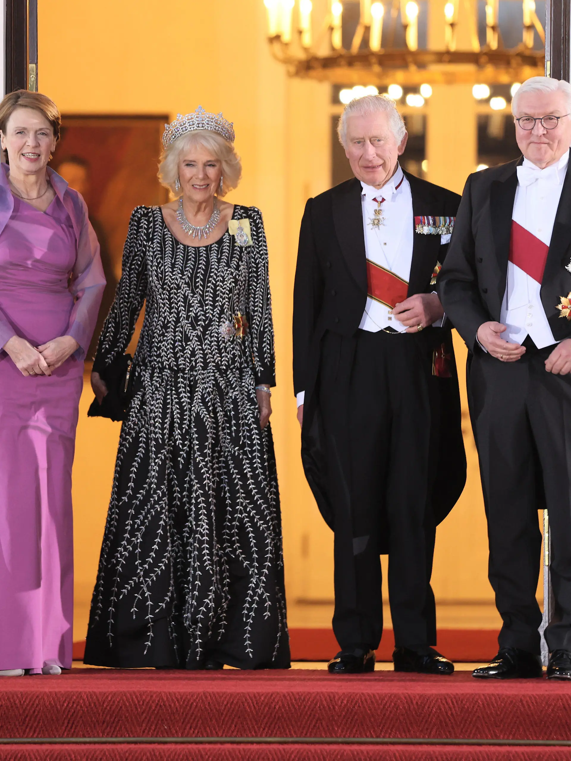 29.03.2023, Berlin: König Charles III. (2.v.r) und Königin-Gemahlin Camilla (2.v.l) kommen mit Bundespräsident Frank-Walter Steinmeier und seiner Frau Elke Büdenbender zu einem Staatsbankett ins Schloss Bellevue, dem Amtssitz des deutschen Präsidenten. Noch vor seiner Krönung im Mai 2023 besuchen der britische König und die Königsgemahlin für drei Tage Deutschland. Foto: Jens Büttner/dpa +++ dpa-Bildfunk +++