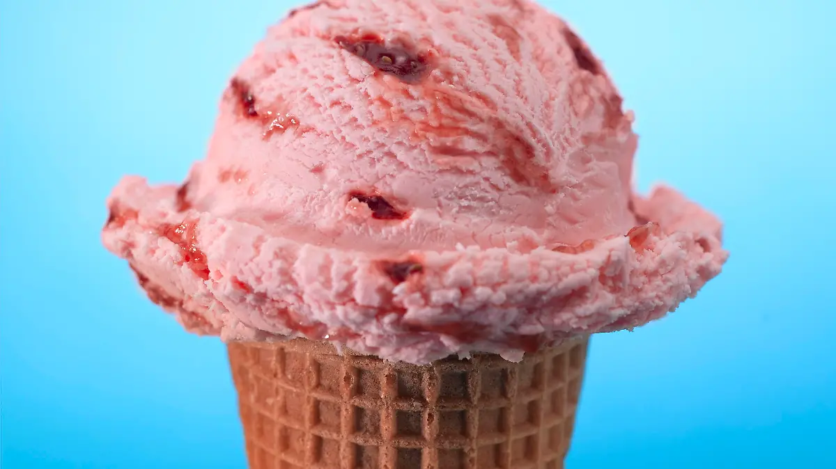 Kirscheis in der Waffel.