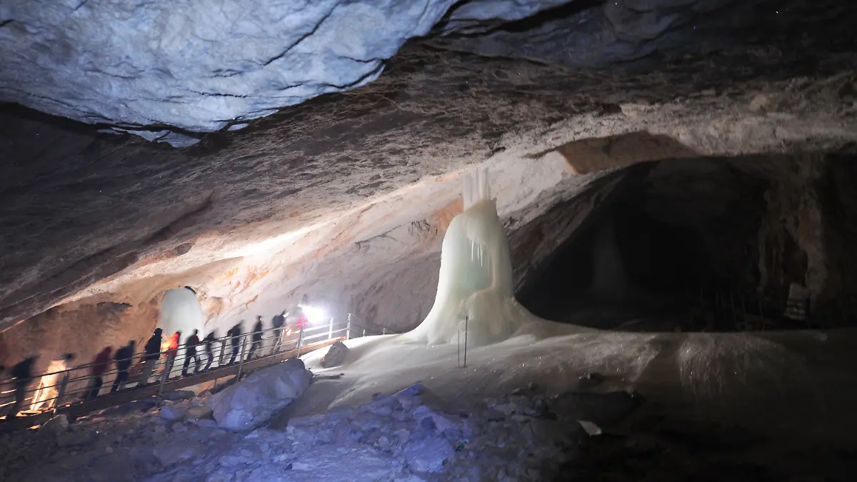 ARCHIV - 28.06.2010, Österreich, Werfen: Die größten Eishöhle der Erde, die Eisriesenwelt im Salzburger Pongau. Ein 13-Jähriger ist an einem beliebten Ausflugsziel in der Nähe von Salzburg durch herabfallende Steine getötet worden. Der Steinschlag ereignete sich am Sonntagvormittag an der Eisriesenwelt bei Werfen, einer etwa 40 Kilometer von Salzburg entfernten Eishöhle im Tennengebirge. Nach Angaben von Bergrettung und Polizei wurde ein weiterer Jugendlicher verletzt, die Höhle wurde daraufhin geschlossen. Rund 250 bis 300 Besucher seien ins Tal gebracht worden, sagte eine Sprecherin der Polizei. (zu dpa «13-Jähriger stirbt an Eishöhle bei Salzburg nach Steinschlag» vom 12.07.2020) Foto: Barbara Gindl/APA/dpa +++ dpa-Bildfunk +++