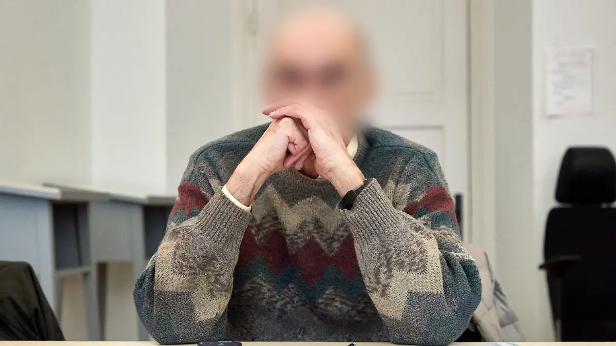23.03.2023, Niedersachsen, Lüneburg: Der Angeklagte sitzt im Landgericht Lüneburg vor Beginn des Prozesses im Gerichtssaal. Dem Angeklagten wird besonders schwerer sexueller Missbrauch vorgeworfen. Der inzwischen 74 Jahre alte Mann soll als Schwimmtrainer und Betreuer von Ferienfreizeiten in 84 Fällen Kinder zwischen acht und 13 Jahren missbraucht haben. Foto: Georg Wendt/dpa - ACHTUNG: Person(en) wurde(n) aus rechtlichen Gründen gepixelt +++ dpa-Bildfunk +++