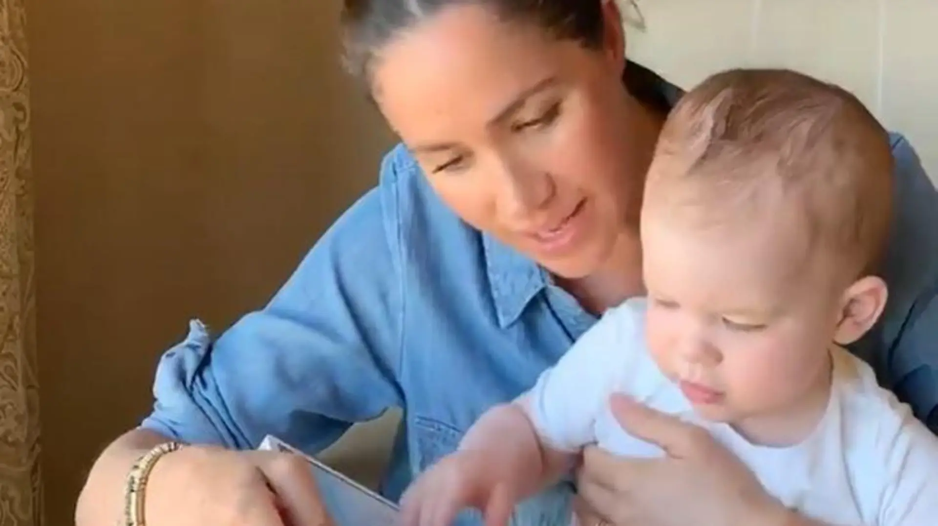 Baby Archie auf dem Arm von Mama Meghan