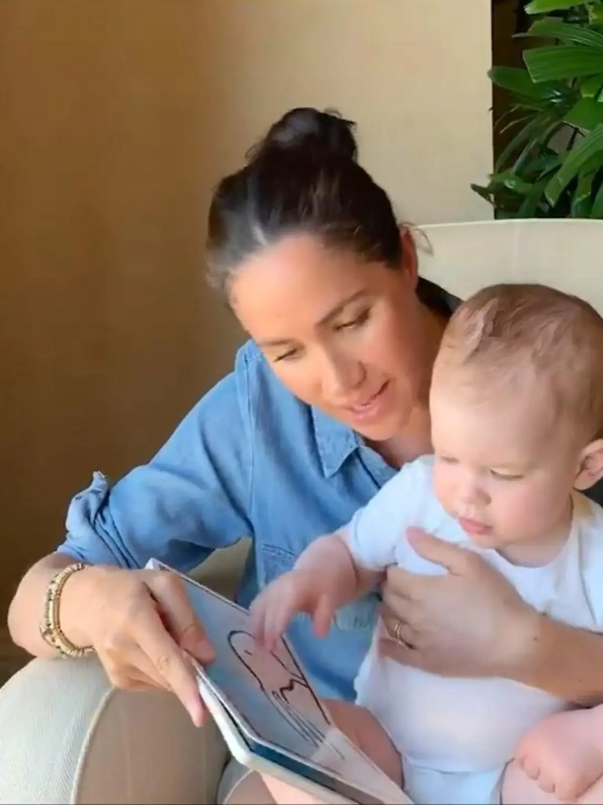 Baby Archie auf dem Arm von Mama Meghan