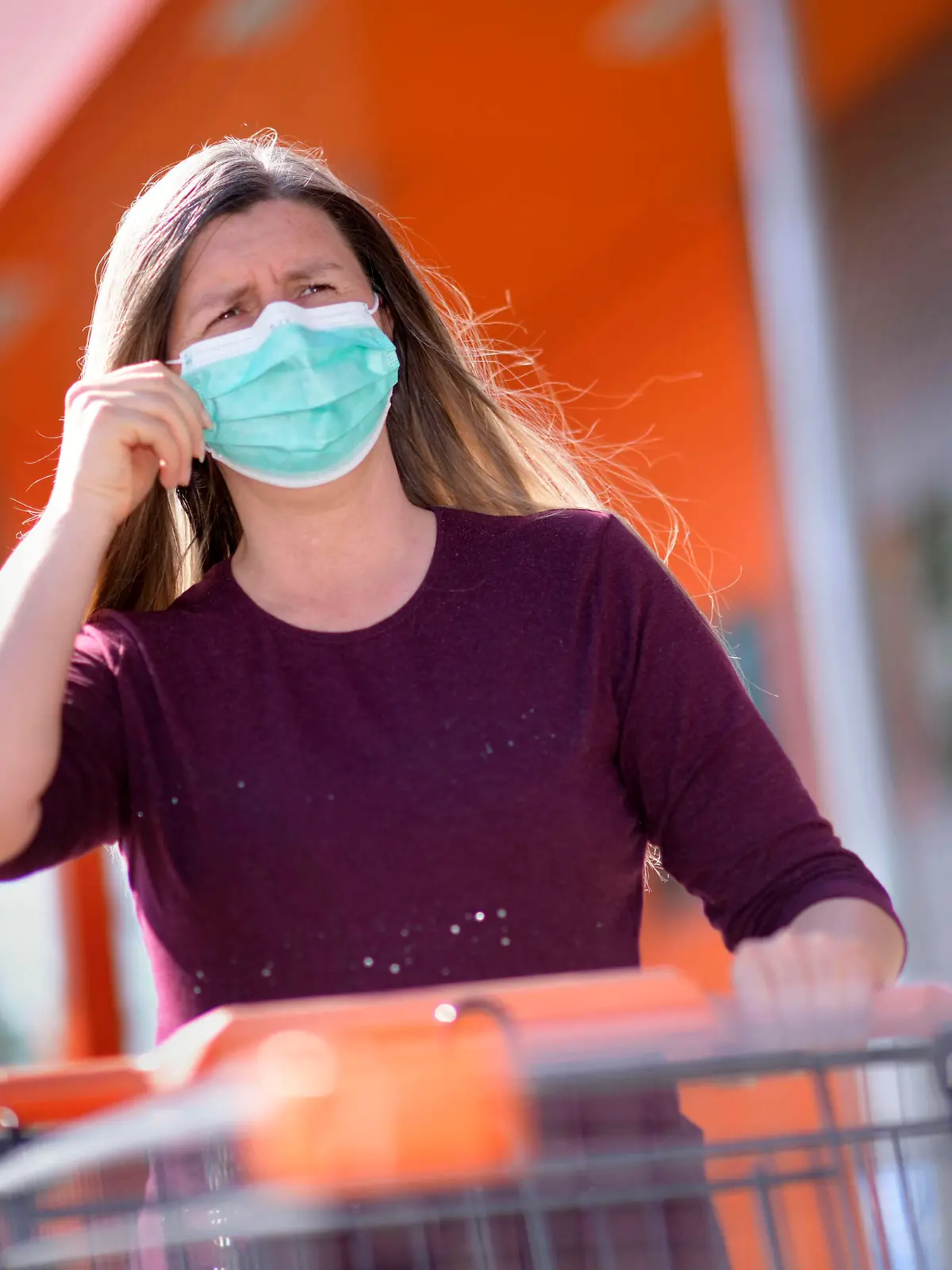  26.04.2020, Symbolbild, Corona-Krise, Frau beim Einkaufen mit Gesichtsmaske. In Deutschland gilt ab Montag 27.04.2020 eine Maskenpflicht beim Einkaufen und in ÖPNV. Modelreleased 26.04.2020, Corona-Krise, Maskenpflicht ab 27.04.2020 26.04.2020, Corona-Krise, Maskenpflicht ab 27.04.2020 *** 26 04 2020, symbolic image, corona crisis, women shopping with face mask In Germany, a mask obligation applies from Monday 27 04 2020 when shopping and in public transport Modelreleased 26 04 2020, corona crisis, mask obligation from 27 04 2020 26 04 2020, corona crisis, mask obligation from 27 04 2020