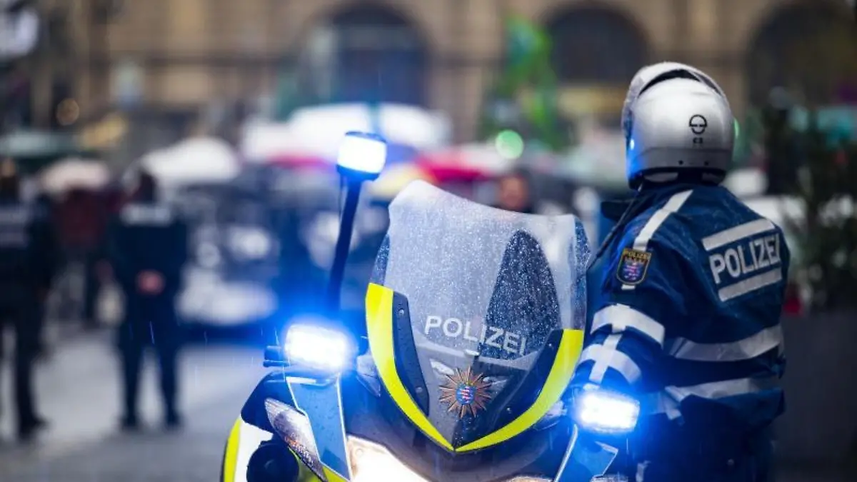 Ein Polizist bei einer Demo