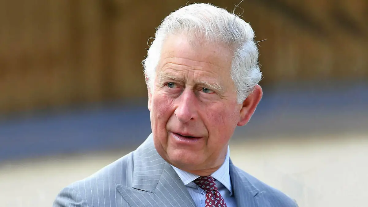 Mann bricht vor Prinz Charles zusammen
