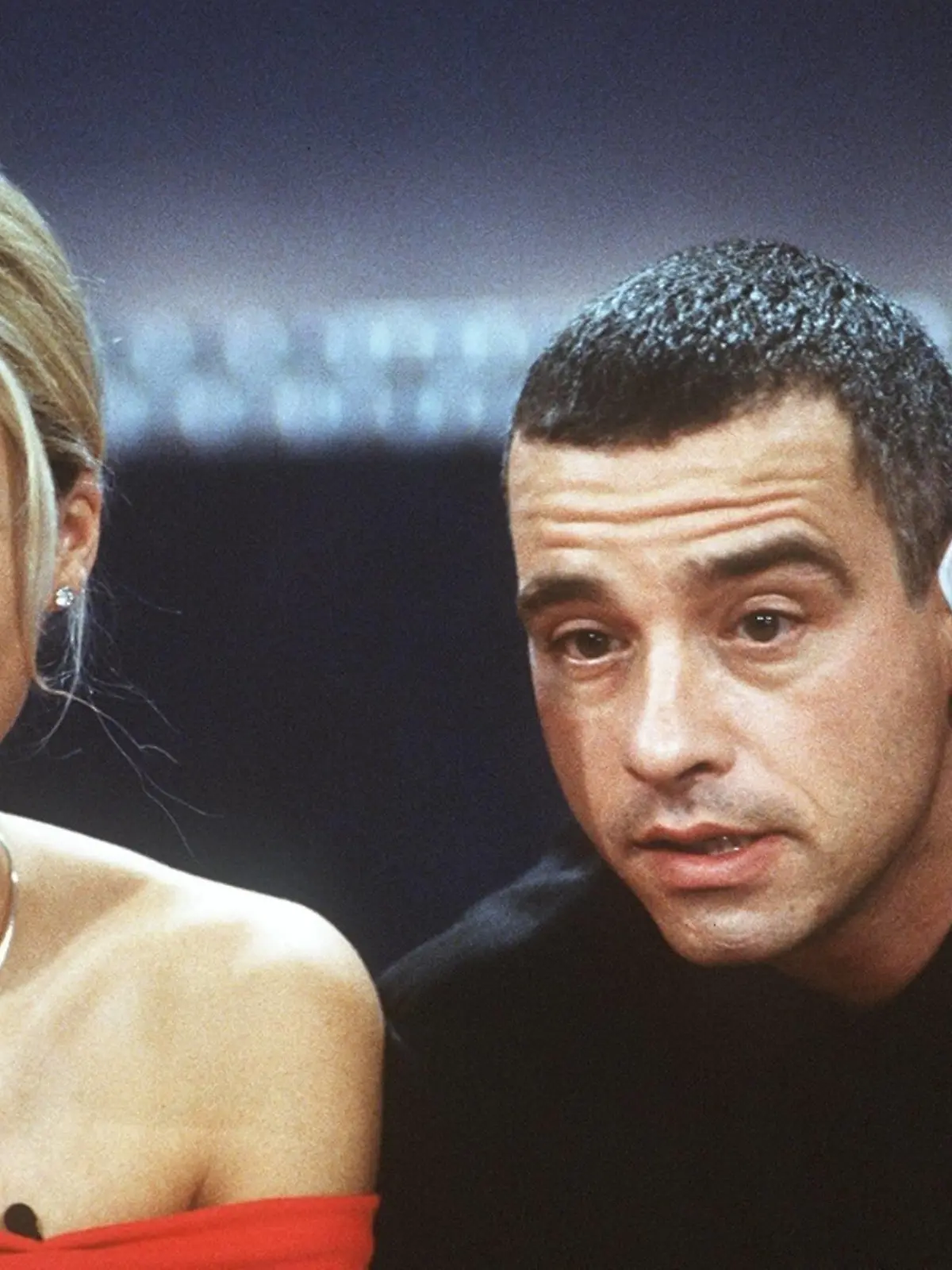 Eros Ramazzotti mit Ehefrau Michelle Hunziker 10/98 her Pop Gesang Italien Musik Mode Model sitzend Sofa Portrait quer

Eros Ramazzotti with Wife Michelle Hunziker 10 98 her Pop Singing Italy Music Fashion Model seated Sofa Portrait horizontal  
