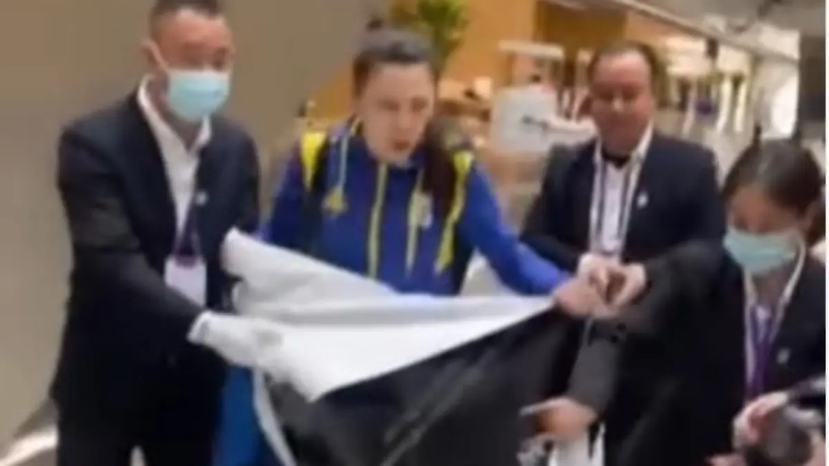 Sicherheitspersonal stoppt Vlada Kharkova.