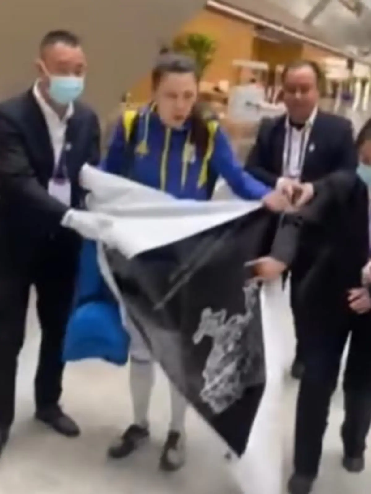 Sicherheitspersonal stoppt Vlada Kharkova.