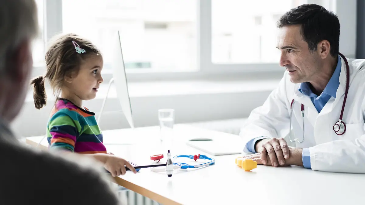 Doctor and girl at desk in medical practice model released Symbolfoto property released PUBLICATIONxINxGERxSUIxAUTxHUNxONLY JOSF02794  