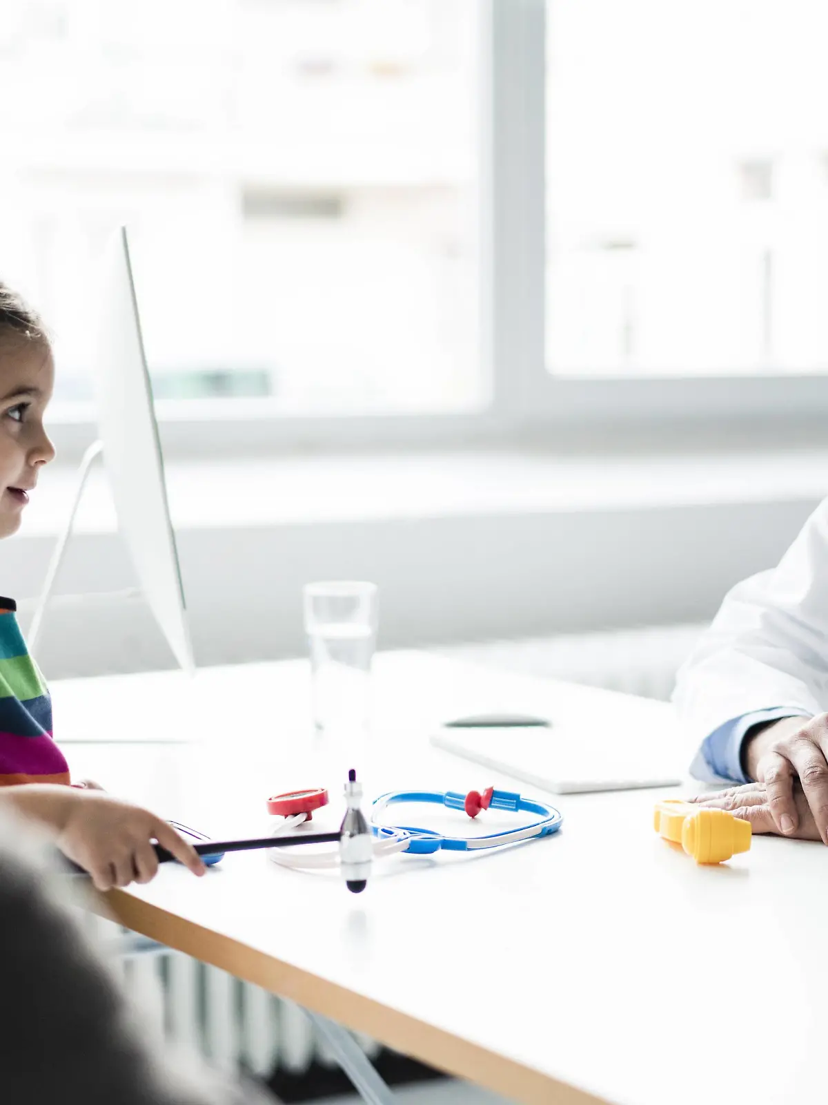 Doctor and girl at desk in medical practice model released Symbolfoto property released PUBLICATIONxINxGERxSUIxAUTxHUNxONLY JOSF02794  