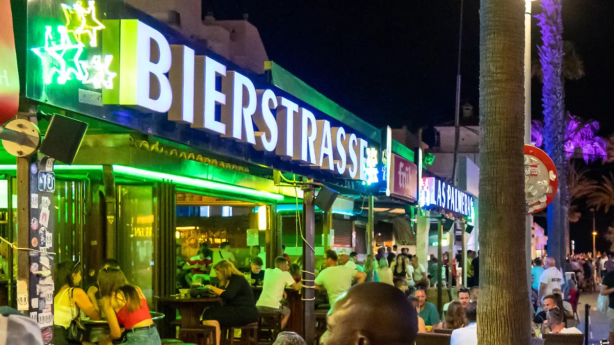 Während der Corona-Pandemie und nach dem Lockdown konzentriert sich das Nachtleben an der Playa de Palma auf der Insel Mallorca auf die so genannte Bierstraße -Sicherheitsabstände werden offenkundig nicht durchgängig eingehalten, Masken als Mund-Nase-Schutz werden kaum getragen - zwei Tage vor der Einführung der verschärften Maskenpflicht auf den balearischen InselnWährend der Corona-Pandemie und nach dem Lockdown konzentriert sich das Nachtleben an der Playa de Palma auf der Insel Mallorca auf die so genannte Bierstraße -Sicherheitsabstände werden offenkundig nicht durchgängig eingehalten, Masken als Mund-Nase-, Mallorca Belearen Spanien Playa de Palma *** During the Corona Pandemic and after the lockdown, nightlife at Playa de