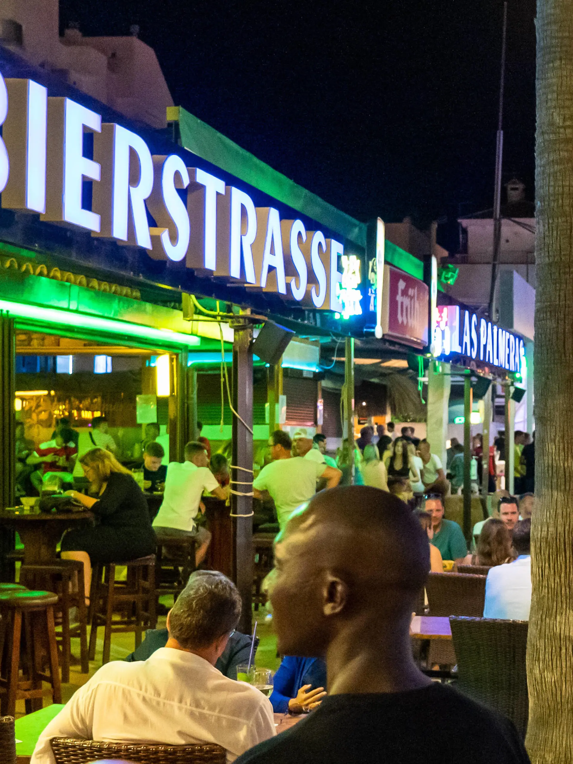  Während der Corona-Pandemie und nach dem Lockdown konzentriert sich das Nachtleben an der Playa de Palma auf der Insel Mallorca auf die so genannte Bierstraße -Sicherheitsabstände werden offenkundig nicht durchgängig eingehalten, Masken als Mund-Nase-Schutz werden kaum getragen - zwei Tage vor der Einführung der verschärften Maskenpflicht auf den balearischen InselnWährend der Corona-Pandemie und nach dem Lockdown konzentriert sich das Nachtleben an der Playa de Palma auf der Insel Mallorca auf die so genannte Bierstraße -Sicherheitsabstände werden offenkundig nicht durchgängig eingehalten, Masken als Mund-Nase-, Mallorca Belearen Spanien Playa de Palma *** During the Corona Pandemic and after the lockdown, nightlife at Playa de