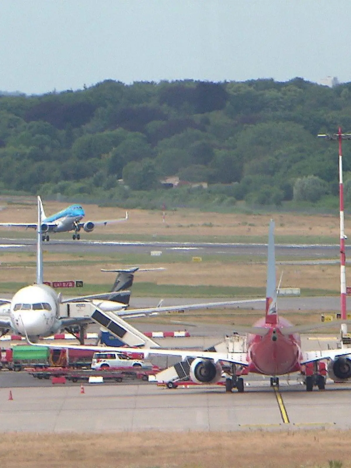Auch am Helmut Schmidt Airport in Hamburg kommt es zu Flugannullierungen der Airlines