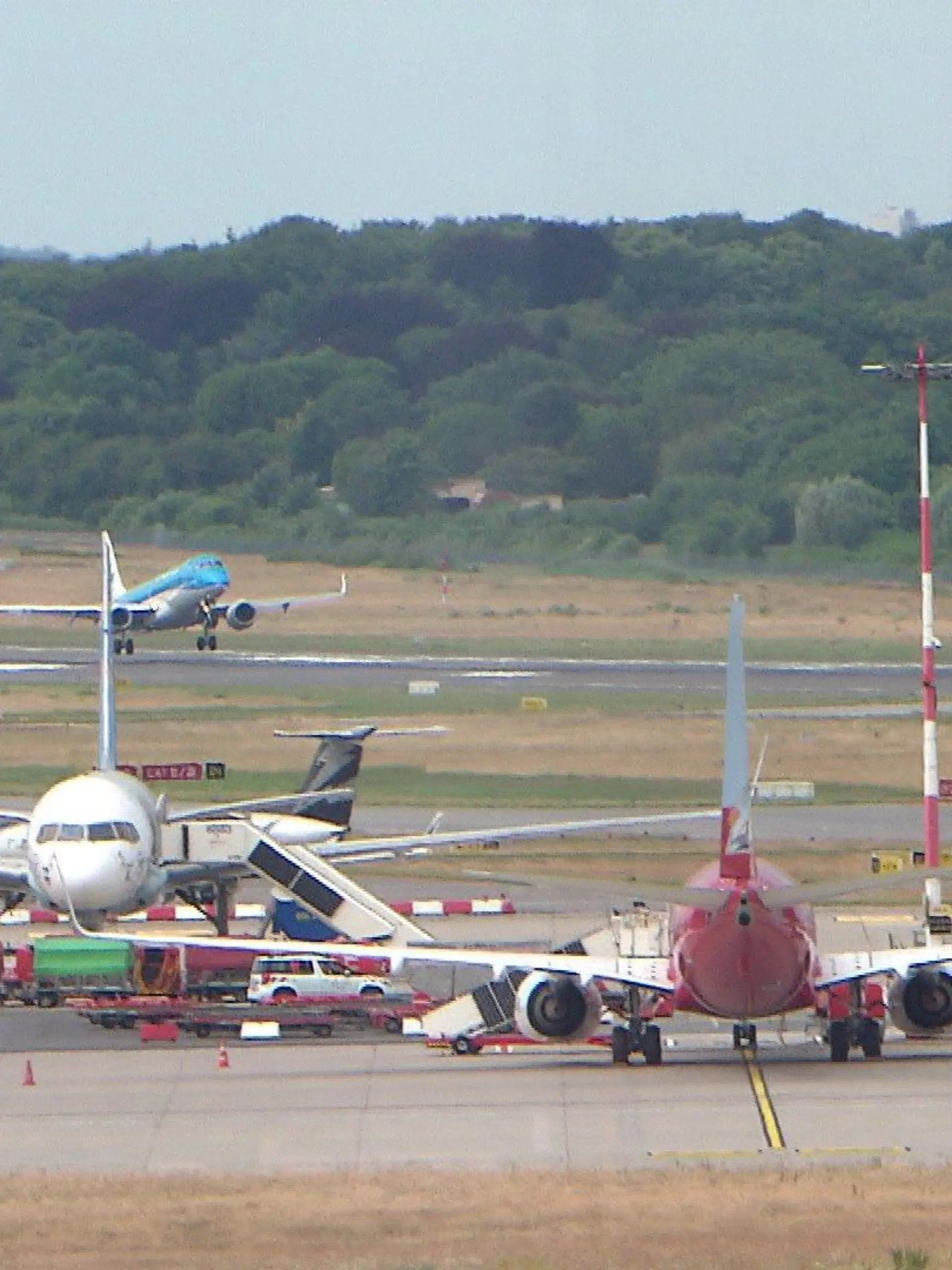 Auch am Helmut Schmidt Airport in Hamburg kommt es zu Flugannullierungen der Airlines