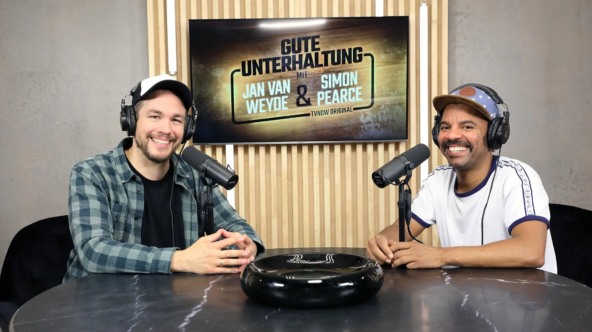 Jan van Weyde und Simon Pearce unterhalten in ihrem gemeinsamen Podcast.