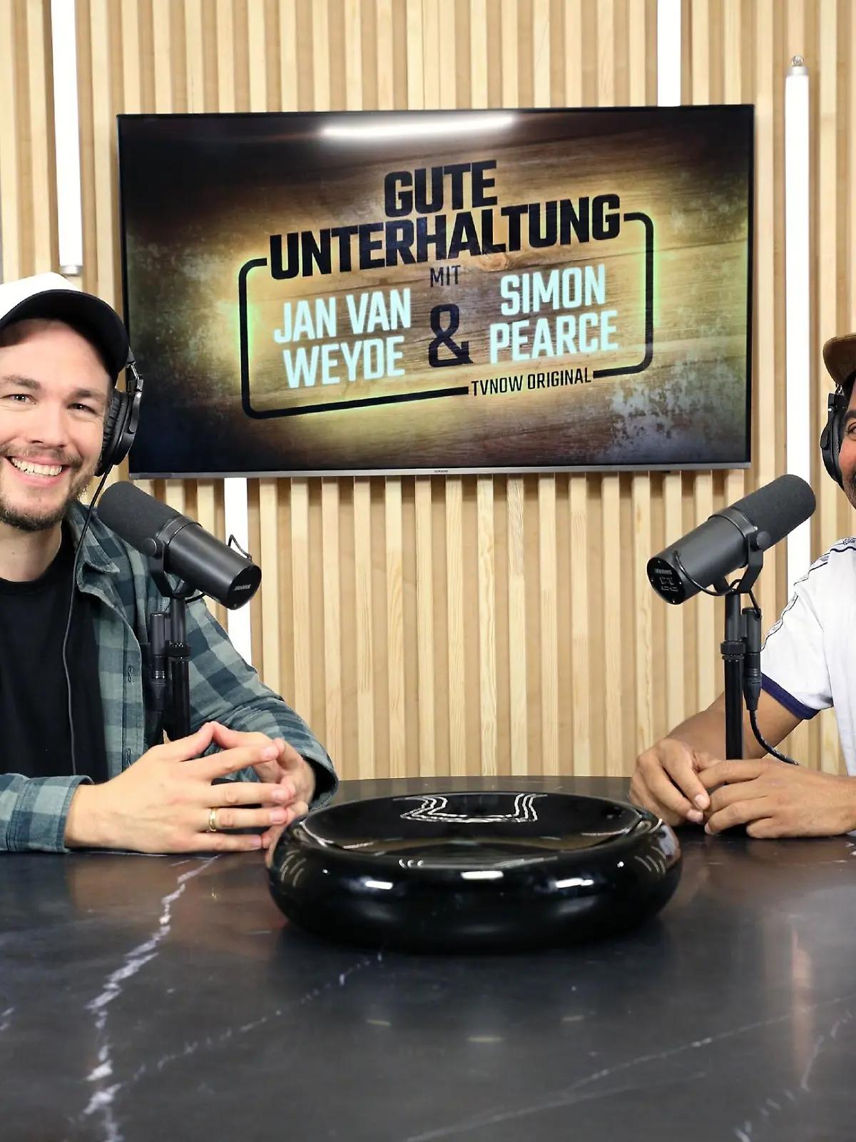 Jan van Weyde und Simon Pearce unterhalten in ihrem gemeinsamen Podcast.