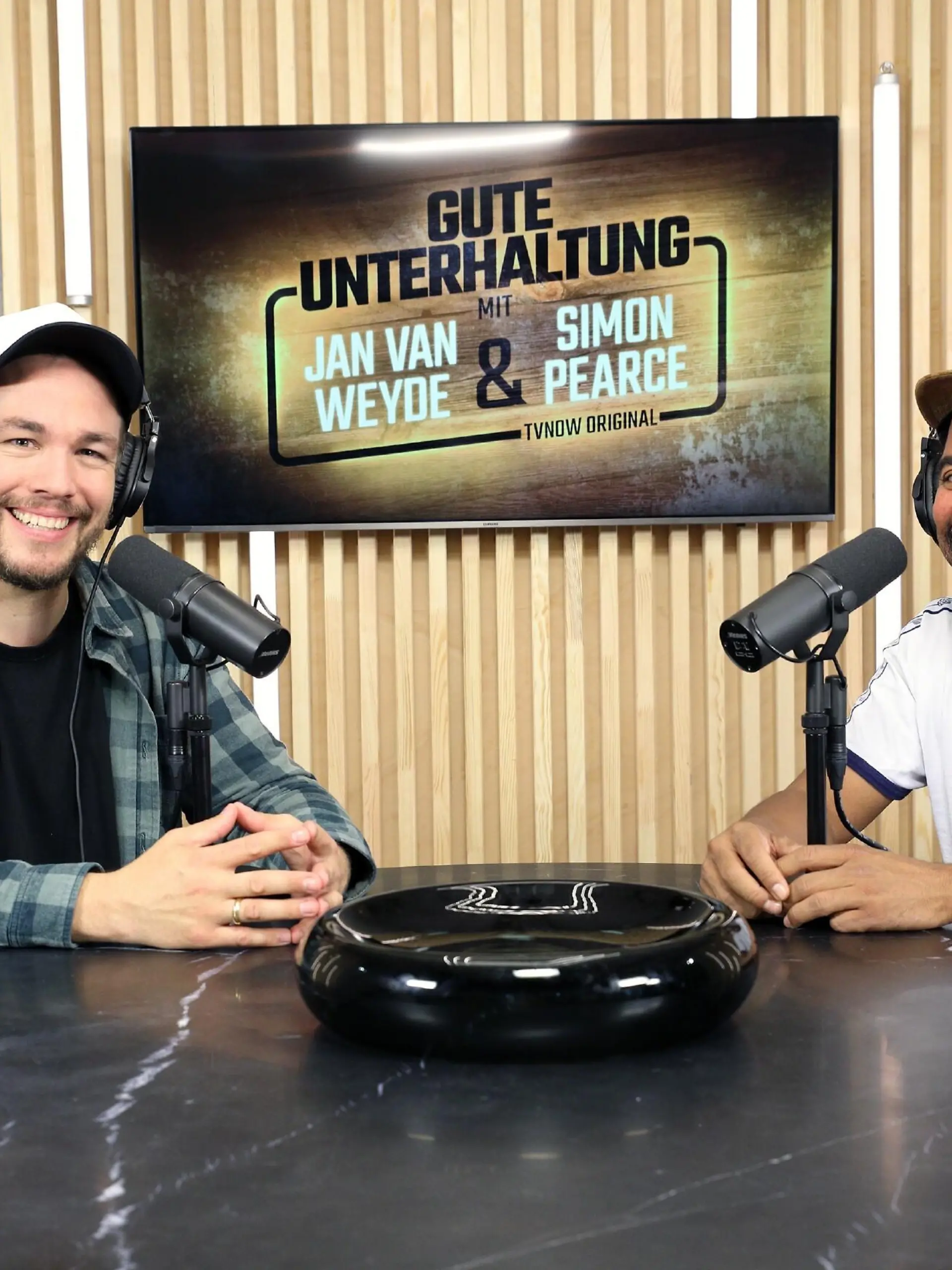 Jan van Weyde und Simon Pearce unterhalten in ihrem gemeinsamen Podcast.