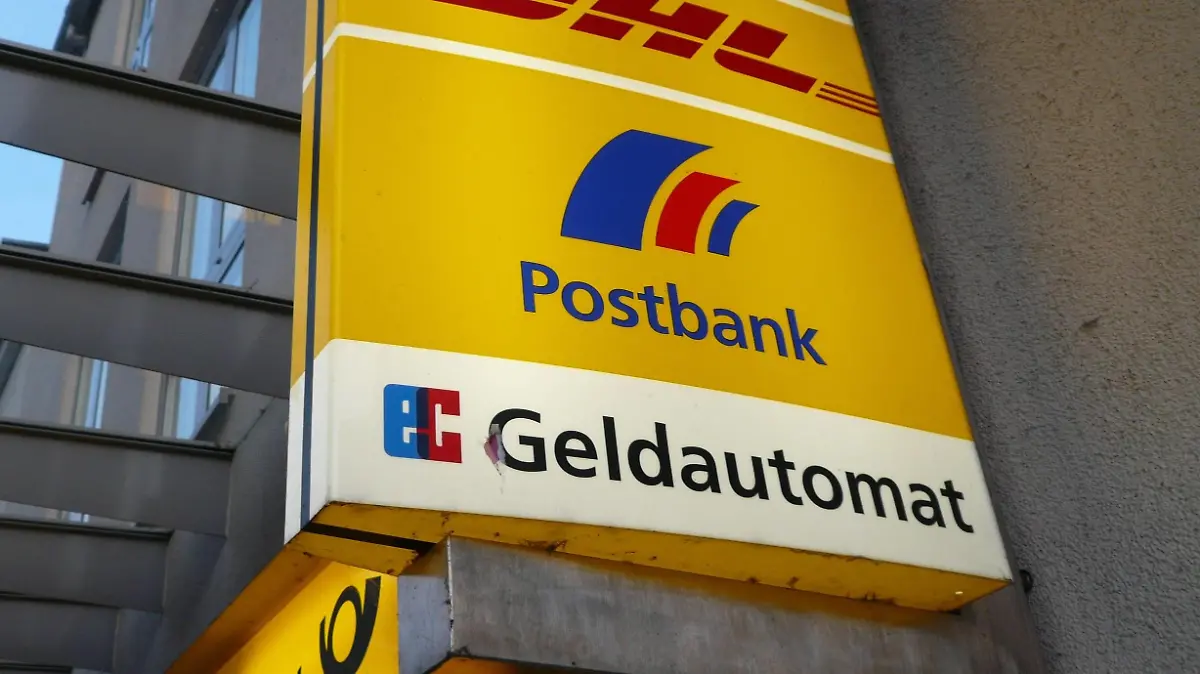 Bildnummer: 57025372  Datum: 19.09.2008  Copyright: imago/teutopress
Feature / Symbol: Postbank / Deutsche Post 09/08 pp Bank Kreditinstitut Kredit-Bank Kredit Kapital Geld Vermögen Anlageberatung Vermögensberatung Girokonto Konto Zinsen Guthaben Filiale sparen Finanzen Zahlungsverkehr Kapitalverkehr Kapital AG Aktiengesellschaft Unternehmen Deutschland deutsch deutsche deutscher deutsches Post DHL Paket Pakete verschicken Logistik Logistikunternehmen Dienstleistung senden versenden Versendung Versand Service Geldautomat EC-Automat EC Schild Logo Emblem Zeichen Firmenlogo Symbol Werbetafel Reklametafel german credit bank financial services post-office quer draußen xns x0x 2008 quer 

 57025372 Date 19 09 2008 Copyright Imago  Feature symbol Postbank German Post 09 08 PP Bank Credit institution Credit Bank Credit Capital Money Assets Investment advice Vermögensberatung Current Account Account Interest Credit Branch Savings Finance Payments  Capital AG Aktiengesellschaft Companies Germany German German German German Post DHL Package Packages Share Logistics Logistics company Service send Send Dispatch Shipping Service ATM EC Machine EC Shield emblem Emblem Sign Company logo symbol Werbetafel Advertising board German Credit Bank Financial Services Post Office horizontal outside xns x0x 2008 horizontal  