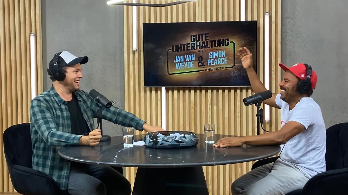 Jan van Weyde und Simon Pearce erobern bei "Gute Unterhaltung" die Podcast-Bühne.