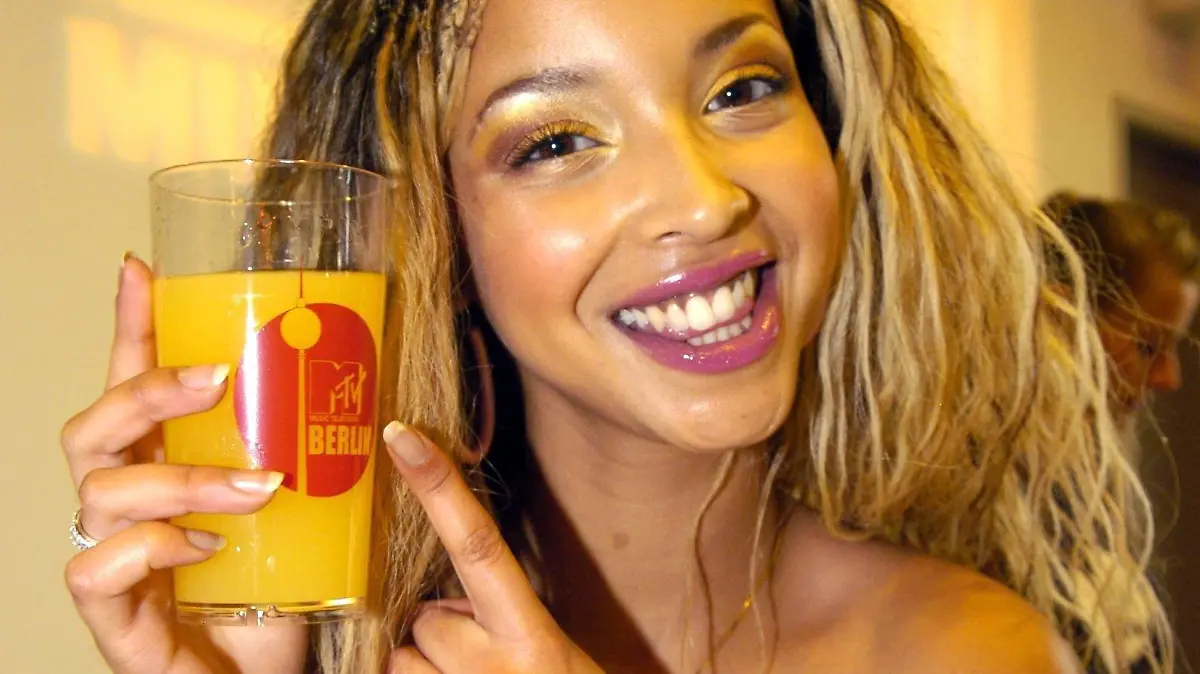 Einen MTV-Becher zeigt Hila Bronstein von der Popgruppe "Bro'Sis" am Donnerstag (24.06.2004) in Berlin auf der "Housewarming-Party" des Musiksenders MTV. Der Sender hat Ende April 2004 seinen Hauptsitz von München nach Berlin verlegt. Zur Einweihung der Büros und Studios waren zahlreiche Gäste aus der Musikbranche geladen. Foto: Jens Kalaene dpa