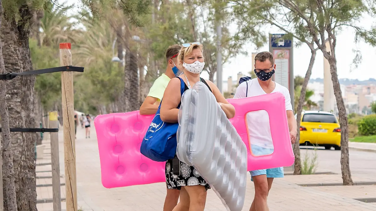 Menschen mit Masken in Palma