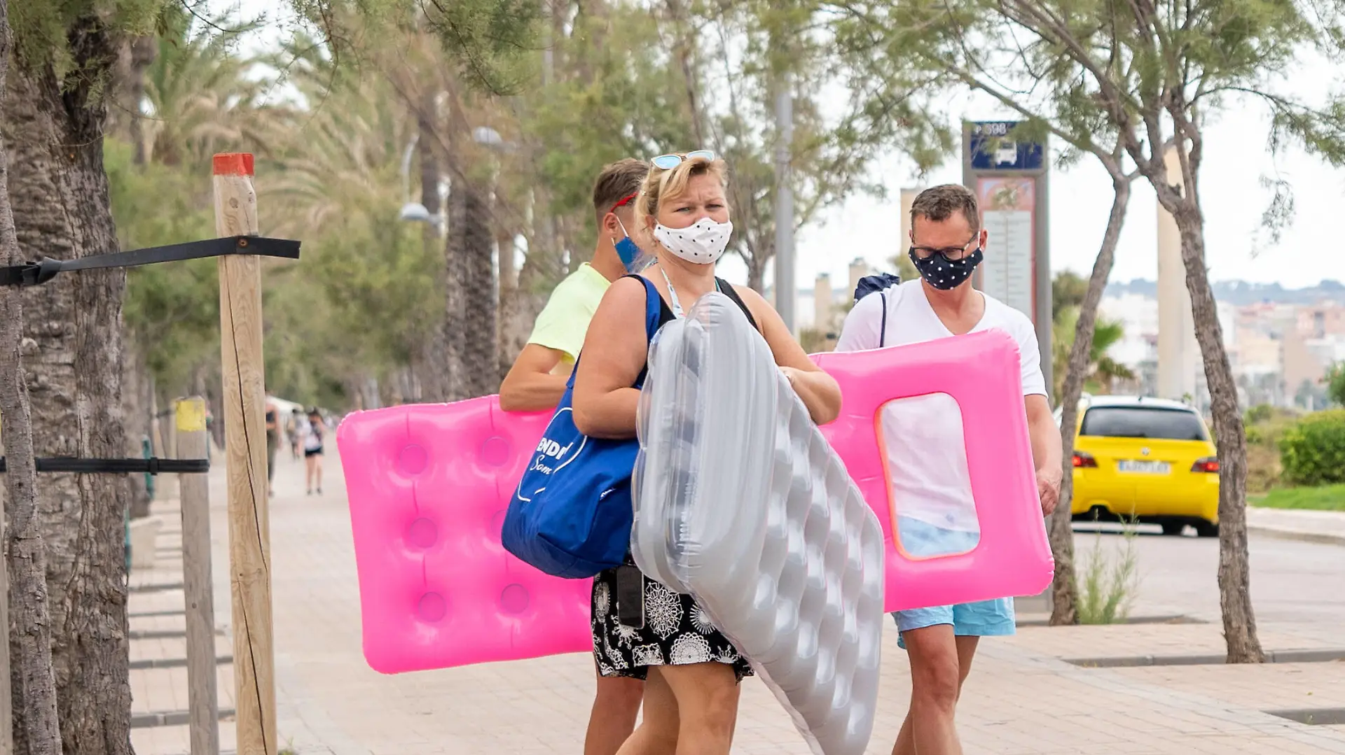 Menschen mit Masken in Palma