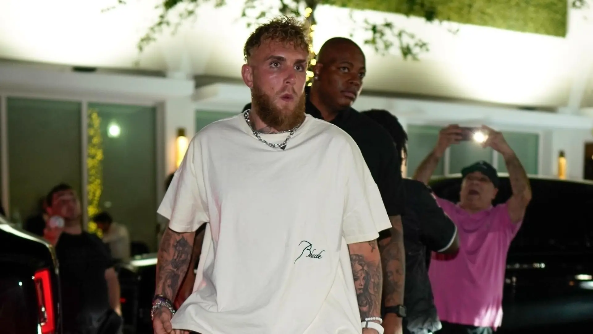 SONDERKONDITIONEN: MINDESTHONORAR: Miami, FL - *EXCLUSIVE* - Boxer Jake Paul has a dinner a date in Miami Beach, Florida with Dutch speed skater Jutta Leerdam. Jutta wore a lime cut-out dress with heels for drinks and dinner with the youtuber turned boxer at Papi Steak.
Pictured: Jake Paul
BACKGRID USA 25 MARCH 2023 
BYLINE MUST READ: MIA / BACKGRID


