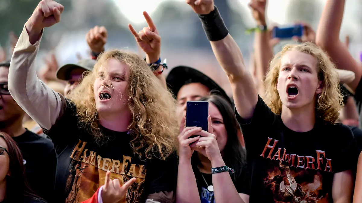 01.08.2019, Schleswig-Holstein, Wacken: Besucher des WOA - Wacken Open Air feiern vor den Bühnen. Das WOA gilt als größtes Heavy-Metal-Festival der Welt. Foto: Axel Heimken/dpa +++ dpa-Bildfunk +++