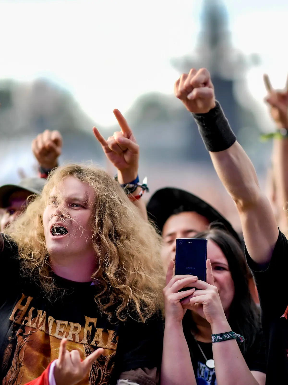 01.08.2019, Schleswig-Holstein, Wacken: Besucher des WOA - Wacken Open Air feiern vor den Bühnen. Das WOA gilt als größtes Heavy-Metal-Festival der Welt. Foto: Axel Heimken/dpa +++ dpa-Bildfunk +++