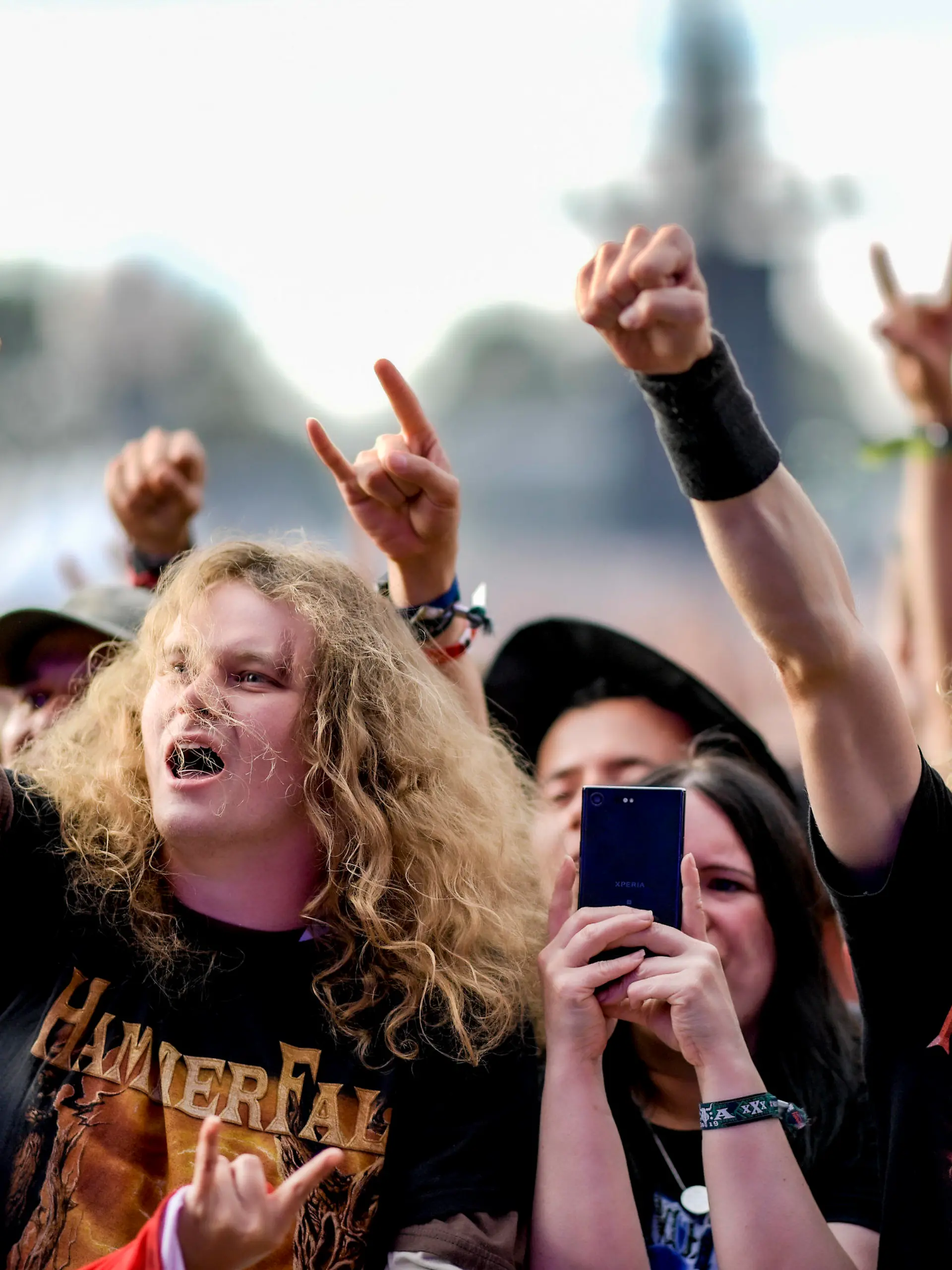 01.08.2019, Schleswig-Holstein, Wacken: Besucher des WOA - Wacken Open Air feiern vor den Bühnen. Das WOA gilt als größtes Heavy-Metal-Festival der Welt. Foto: Axel Heimken/dpa +++ dpa-Bildfunk +++