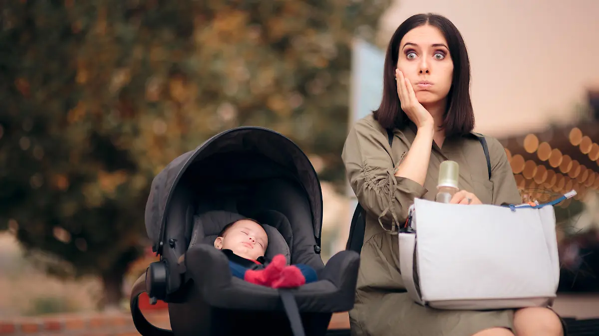 Junge Mutter mit Kinderwagen