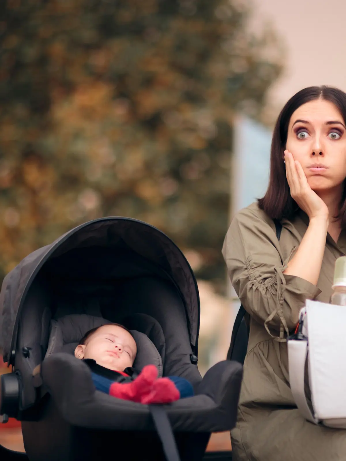 Junge Mutter mit Kinderwagen