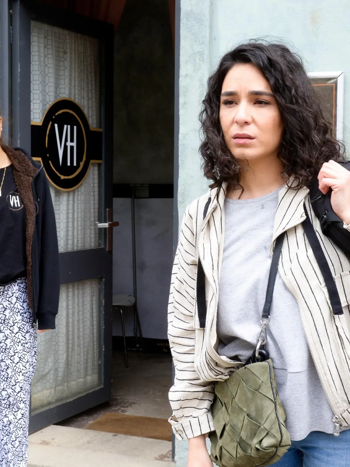 Leyla (Livia Gaiser, l.) versucht Shirin (Gamze Senol) aufzuhalten.

Die Verwendung des sendungsbezogenen Materials ist nur mit dem Hinweis und Verlinkung auf TVNOW gestattet.