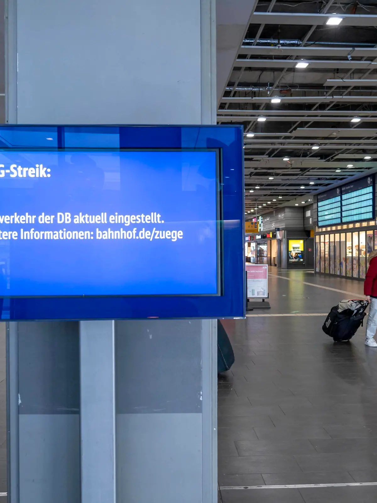 Warnstreik, Super-Streik der Gewerkschaften VER.DI und EVG, legen in ganz Deutschland den Fern-, Regional-, und S-Bahn-Verkehr, sowie die Flughäfen lahm, HBF-Bahnhofshalle in Essen, leere Anzeigetafel, NRW, Deutschland, Baustelle *** Warning strike, super strike of the unions VER DI and EVG, paralyze the long-distance, regional, and S-Bahn traffic, as well as the airports, HBF station hall in Essen, empty display board, NRW, Germany, construction site