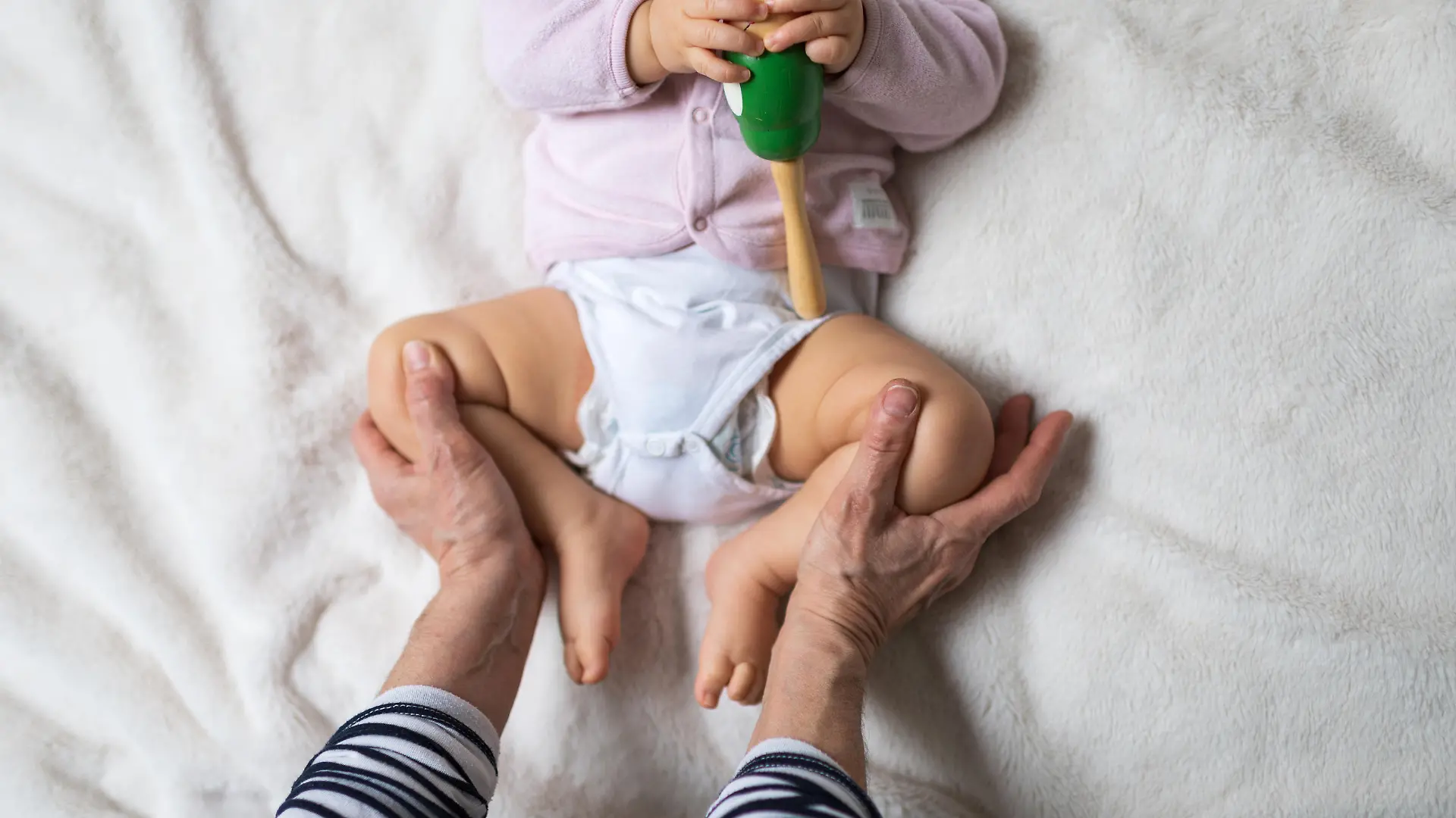 Baby mit gespreizten Beinen