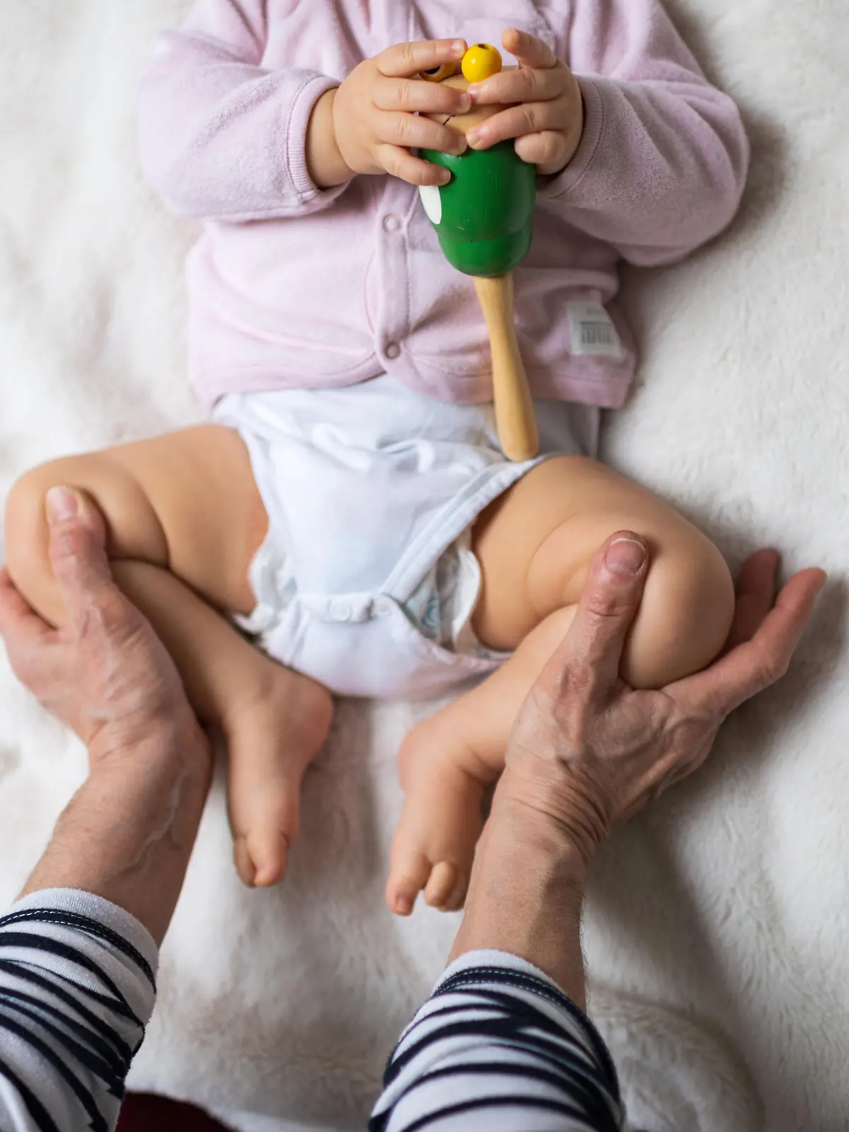 Baby mit gespreizten Beinen