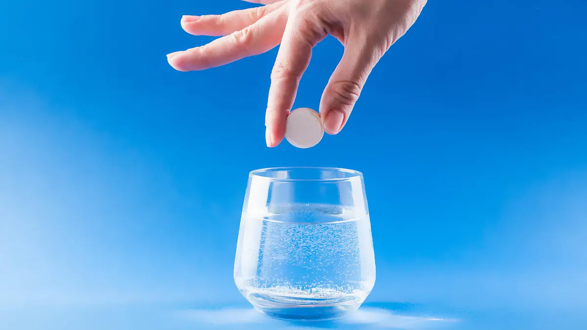 Glas mit Gebissreiniger Tab
