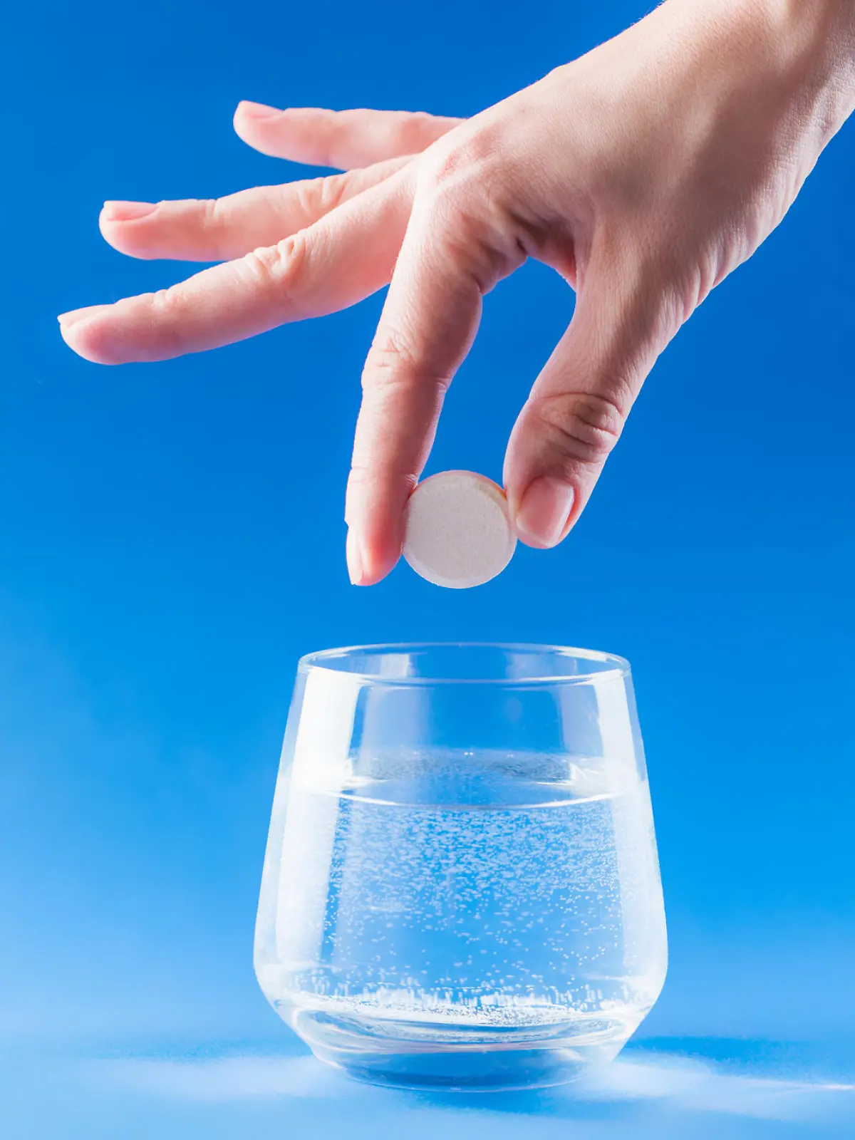 Glas mit Gebissreiniger Tab