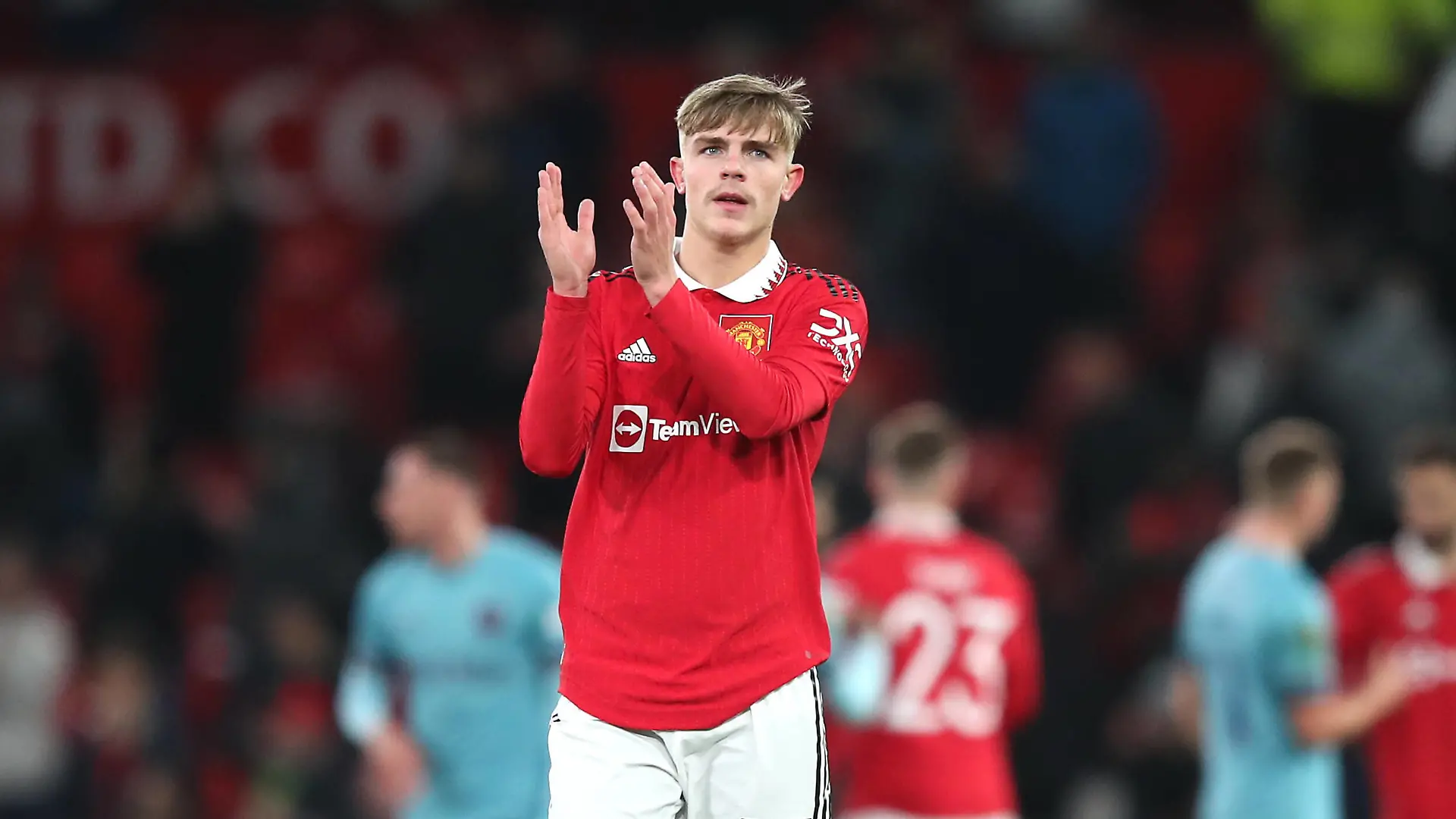 Manchester United, ManU v Burnley - Carabao Cup - Fourth Round - Old Trafford Manchester United s Brandon Williams applauds the fans after the final whistle in the Carabao Cup fourth round match at Old Trafford, Manchester. Picture date: Wednesday December 21, 2022. EDITORIAL USE ONLY No use with unauthorised audio, video, data, fixture lists, club/league logos or live services. Online in-match use limited to 120 images, no video emulation. No use in betting, games or single club/league/player publications. PUBLICATIONxNOTxINxUKxIRL Copyright: xIsaacxParkinx 70350542