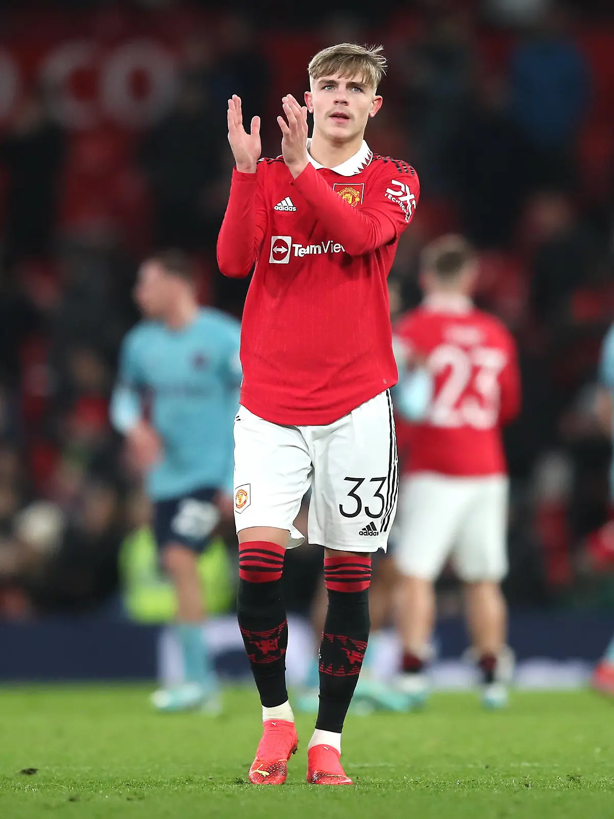  Manchester United, ManU v Burnley - Carabao Cup - Fourth Round - Old Trafford Manchester United s Brandon Williams applauds the fans after the final whistle in the Carabao Cup fourth round match at Old Trafford, Manchester. Picture date: Wednesday December 21, 2022. EDITORIAL USE ONLY No use with unauthorised audio, video, data, fixture lists, club/league logos or live services. Online in-match use limited to 120 images, no video emulation. No use in betting, games or single club/league/player publications. PUBLICATIONxNOTxINxUKxIRL Copyright: xIsaacxParkinx 70350542 