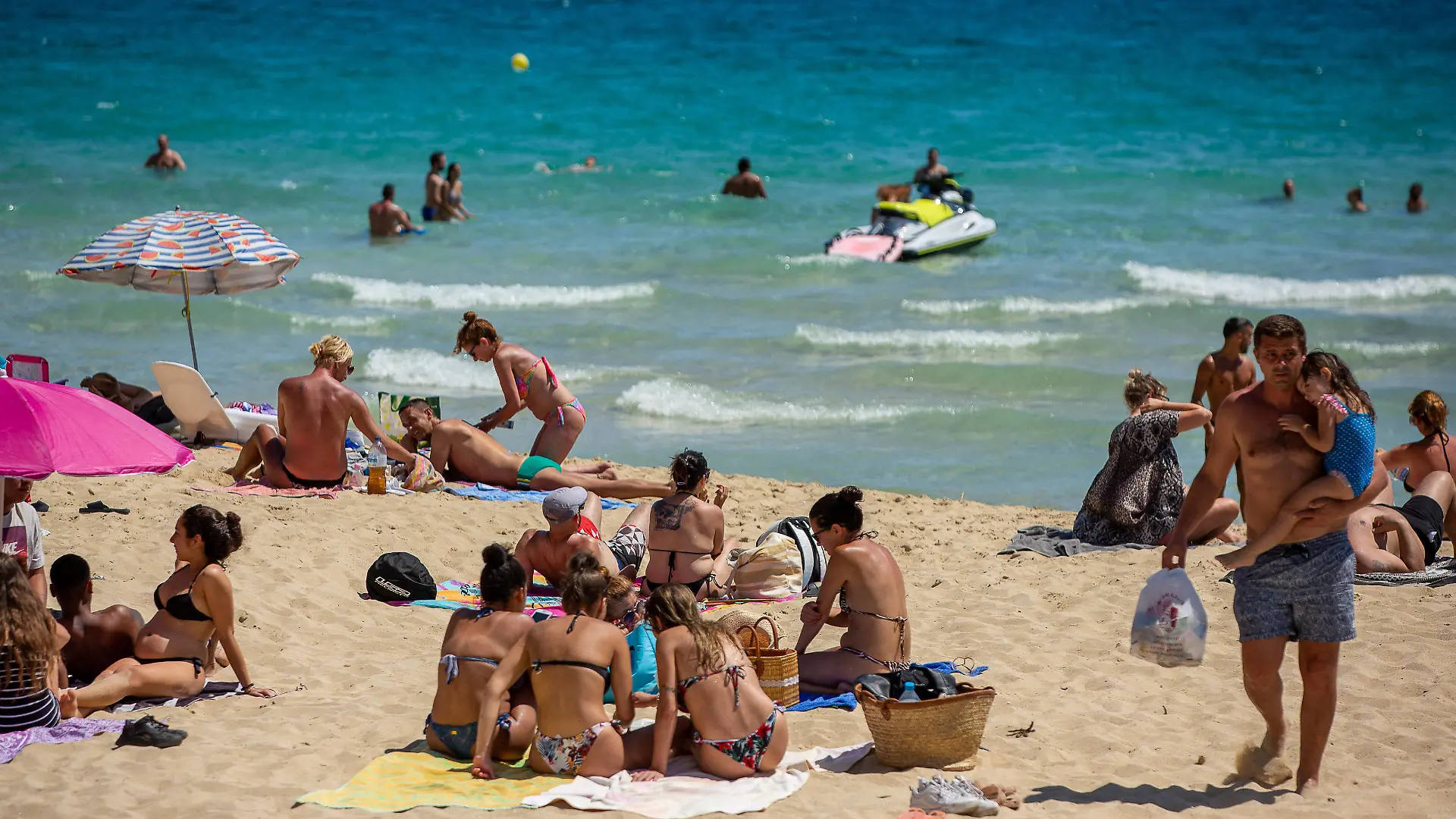 Mallorca GER, Themenfoto, Urlaub auf Mallorca, Tourismus in Zeiten der Corona-Pandemie, Sommerurlaub, 21.06.2020 GER, Themenfoto, Urlaub auf Mallorca, Tourismus in Zeiten der Corona-Pandemie, Sommerurlaub, Touristen unter der Sonne, Strand, Platja Cala Major. 21.06.2020, *** Mallorca GER, theme photo, holidays in Mallorca, tourism in times of Corona pandemic, summer holidays, 21 06 2020 GER, theme photo, holidays in Mallorca, tourism in times of Corona pandemic, summer holidays, tourists under the sun, beach, Platja Cala Major 21 06 2020, Copyright: xEibner-Pressefoto/DimitrixDrofitx EPddh