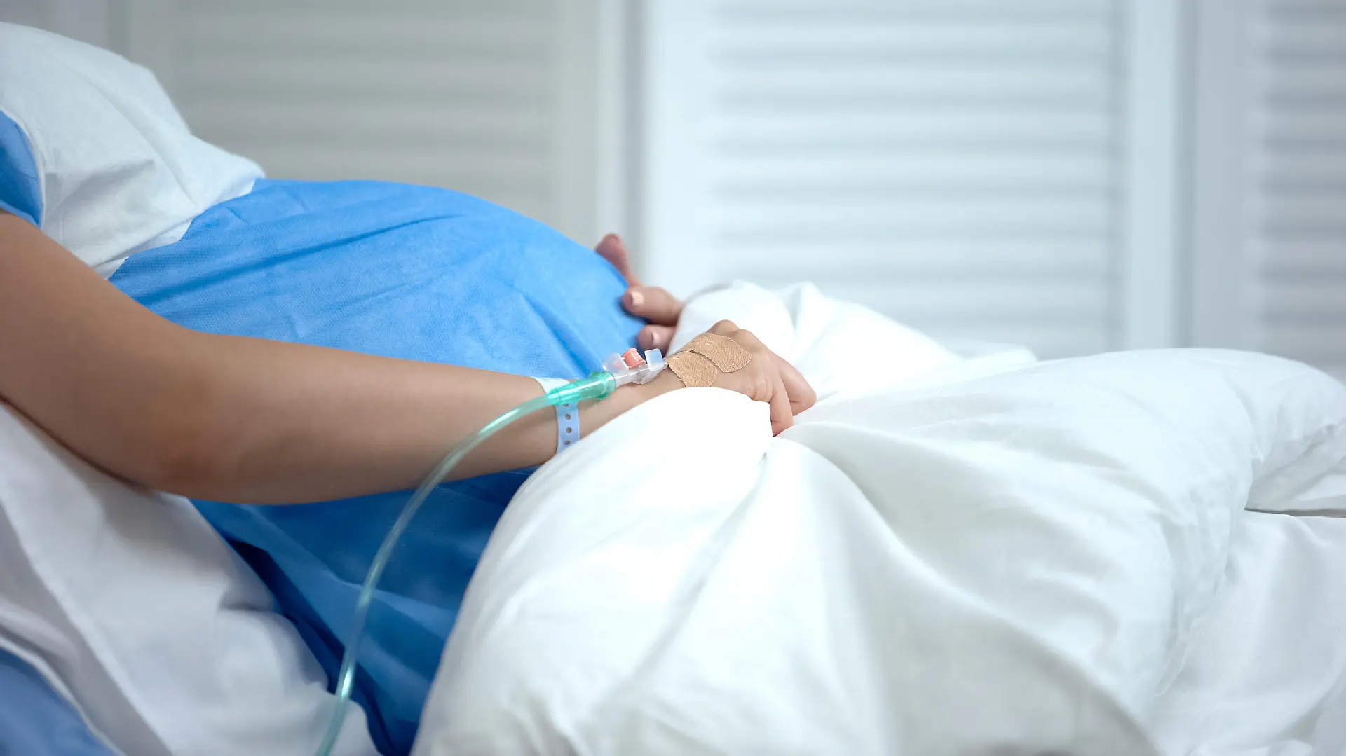 Schwangere Frau im Krankenhausbett