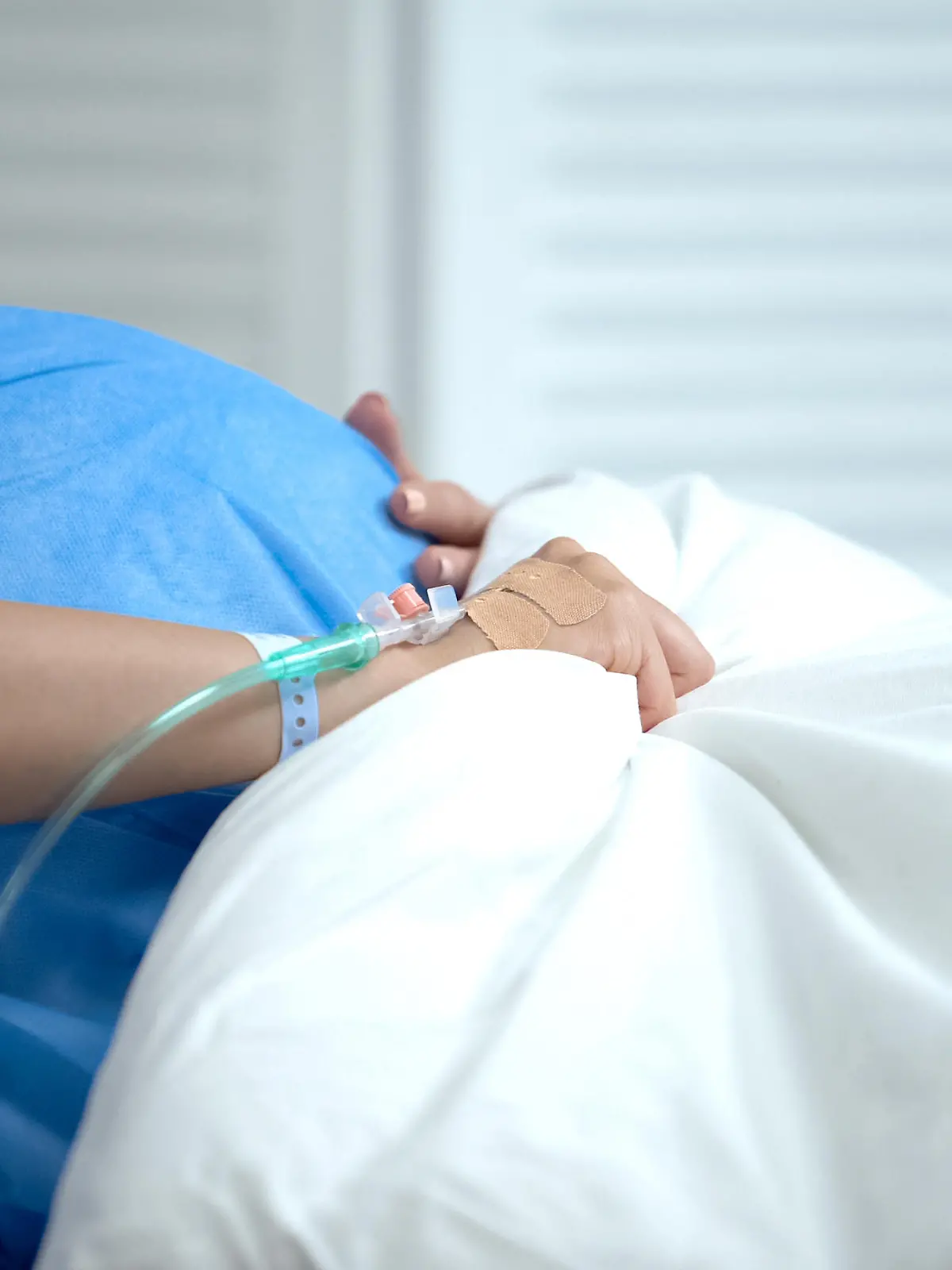 Schwangere Frau im Krankenhausbett