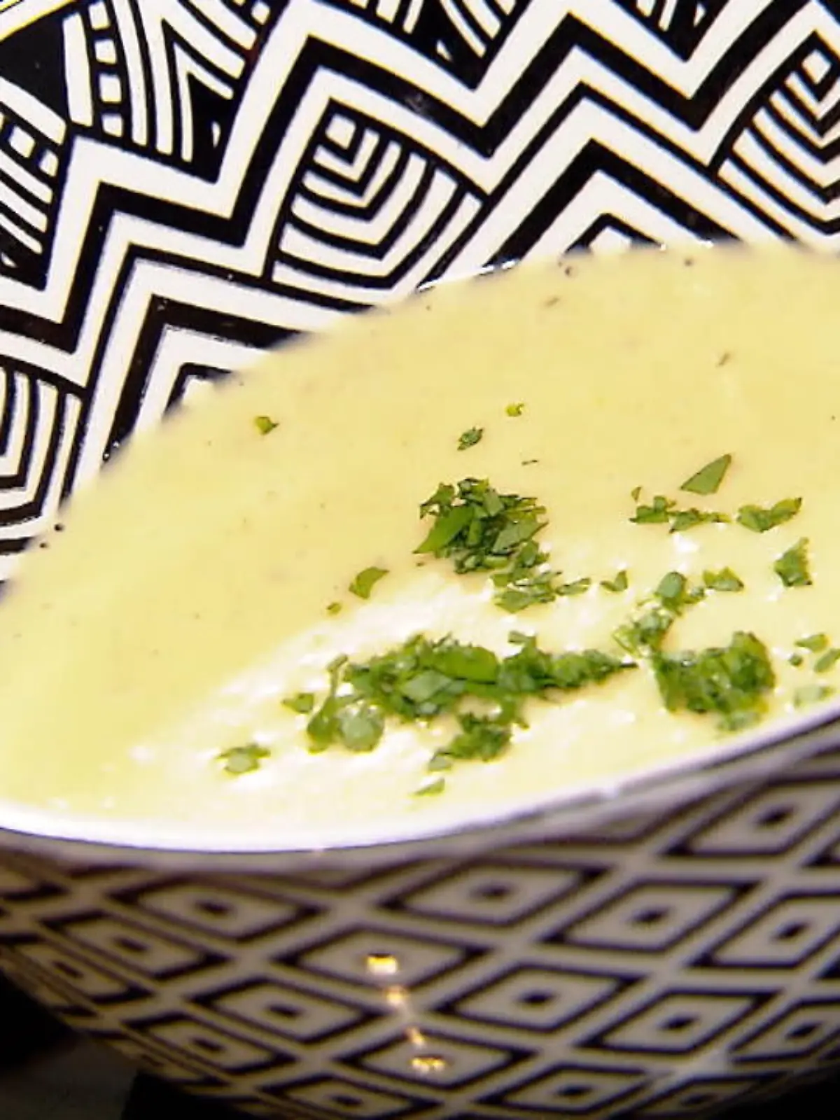 Schnell zubereitet und einfach lecker: Wie die sommerlich-frische Kartoffelsuppe mit Buttermilch geht, sehen Sie Schritt für Schritt im Video.